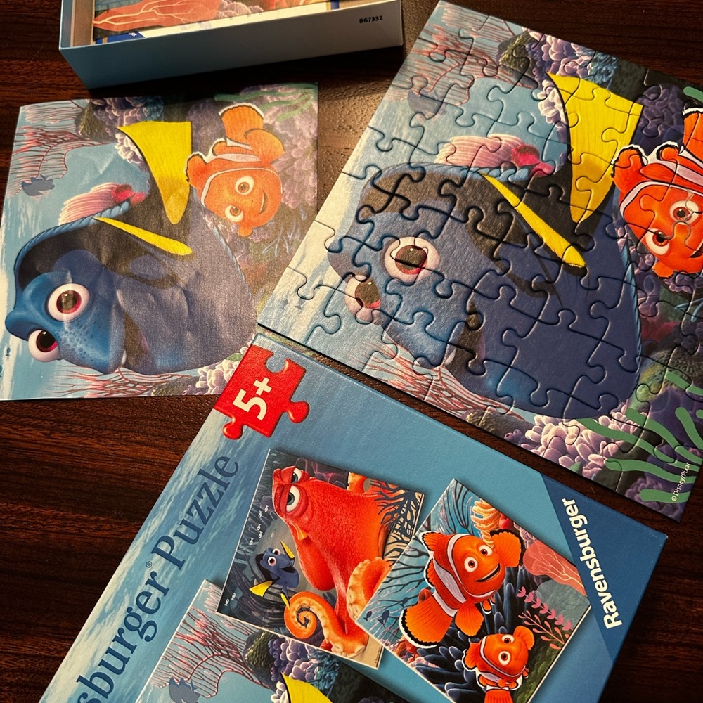 Ravensburger Finding Dory Puzzle - Blue and Yellow